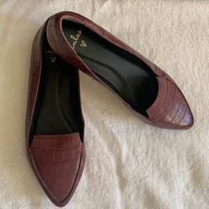 Lulus Pointed Crocodile Loafers size 6.5 Merlot/Burgundy